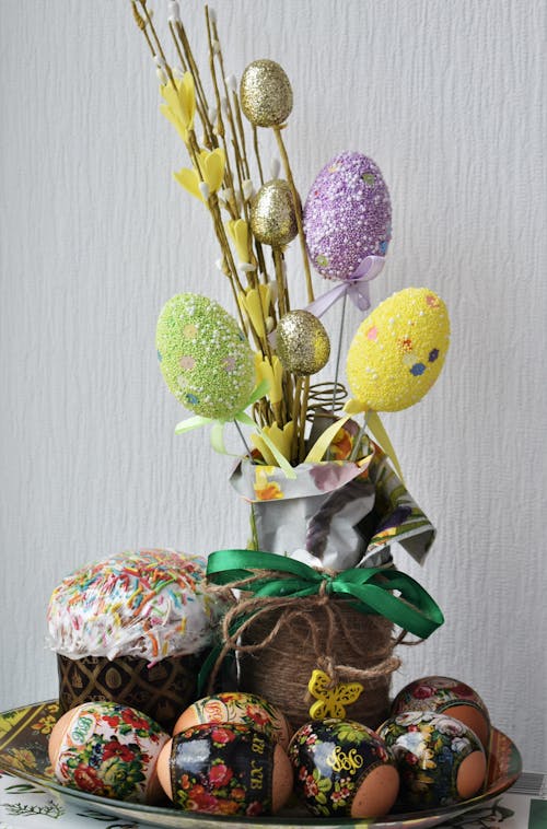 Colorful Easter decoration with eggs and sweet cake