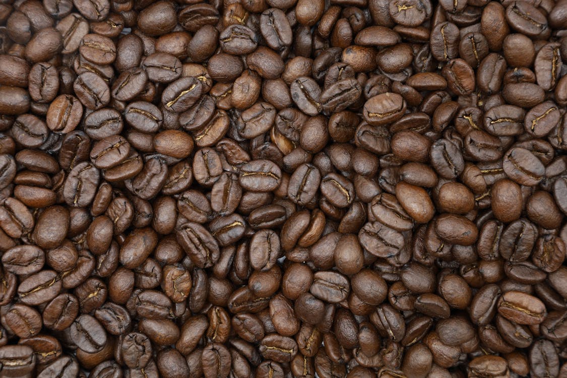 黒い表面に茶色のコーヒー豆