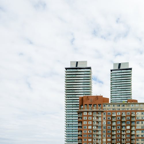 Immeuble De Plusieurs étages En Béton Beige