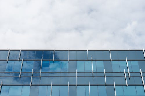 Edificio Bajo Nubes Blancas