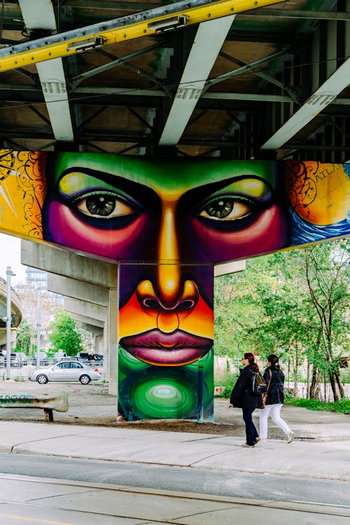 Kostenlos Zwei Frauen, Die Vor Graffiti Gehen Stock-Foto