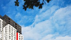 当代高层建筑，在充满活力的蓝天和缕缕云的映衬下，显得格外壮观