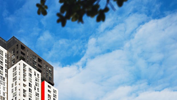 当代高层建筑，在充满活力的蓝天和缕缕云的映衬下，显得格外壮观