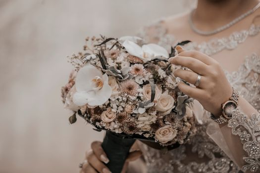 节日活动期间，一位身着优雅婚纱、头戴新娘花束配饰的女人面目全非
