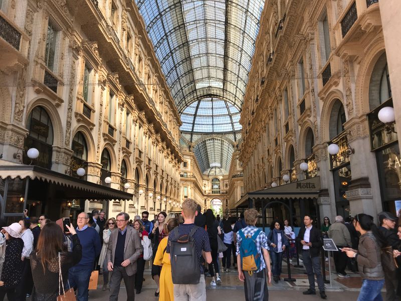 Interiorul aglomerat al Galeriei Vittorio Emanuele II din Milano