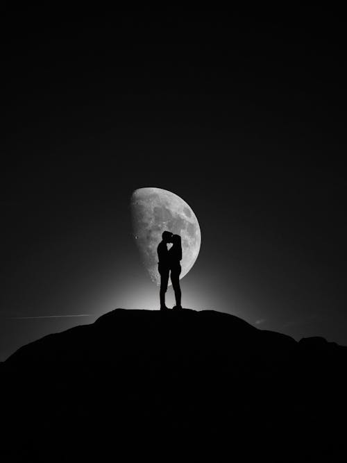 Kostenloses Stock Foto zu cima de montaña, gran luna, novia y novio