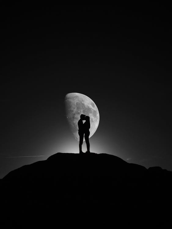 Kostenloses Stock Foto zu cima de montaña, gran luna, novia y novio