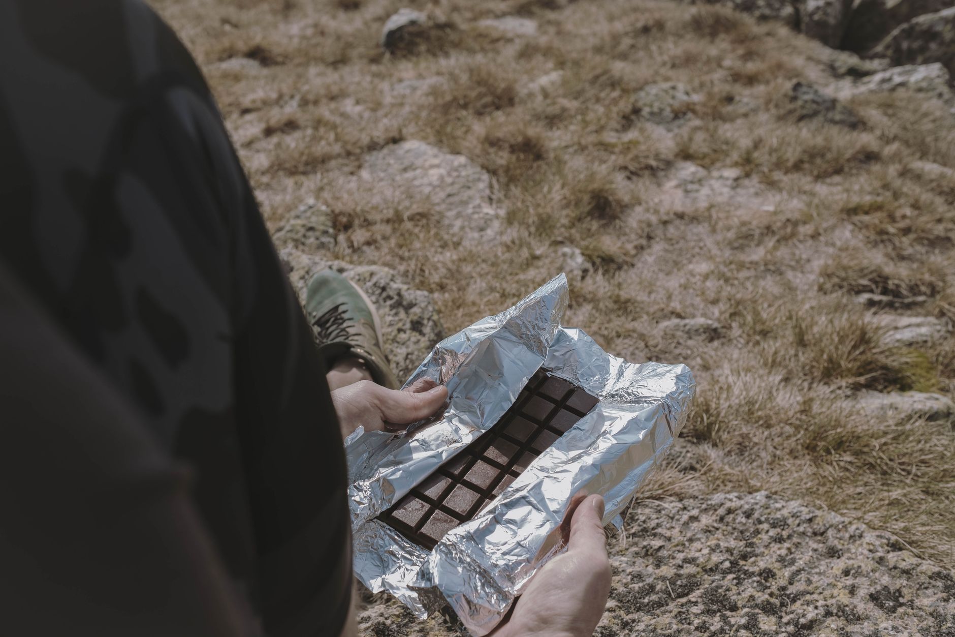 Happy person eating chocolate — Curiosidades