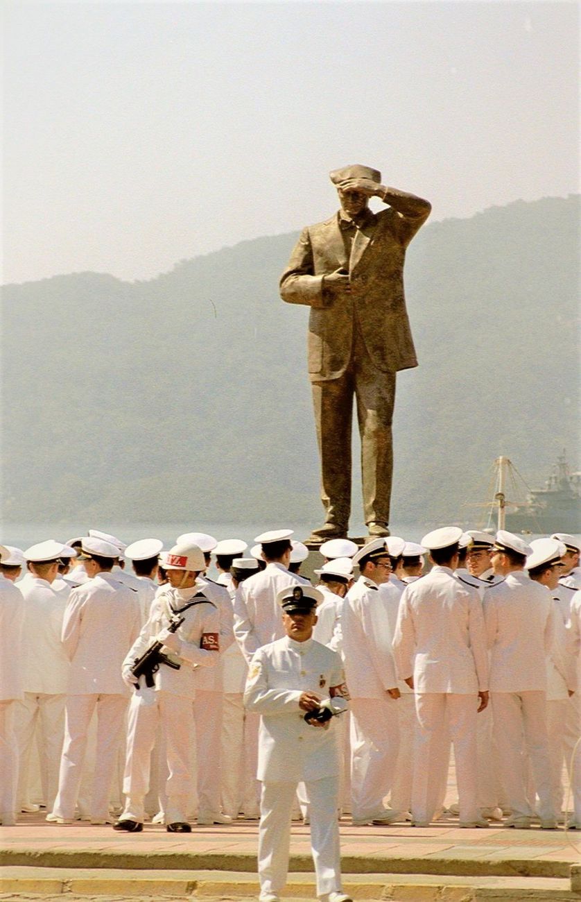 북한 최신 호위함 최현호, '작전 배치' 발표 후에도 화물항 정박 중인 이유 2 북한 남포 조선소에서 건조된 51호 최현호 호위함 배치 행사 장면