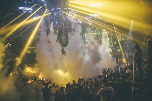 霓虹灯、烟雾和热闹的人群构成了充满活力的夜总会体验