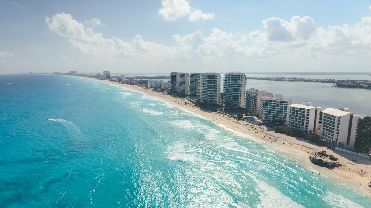 Una vista aérea impresionante de las playas vírgenes de Cancún y los resorts de lujo frente a la playa