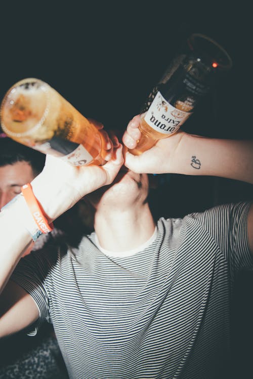 Foto profissional grátis de bebendo, bebida alcoólica, camisa listrada