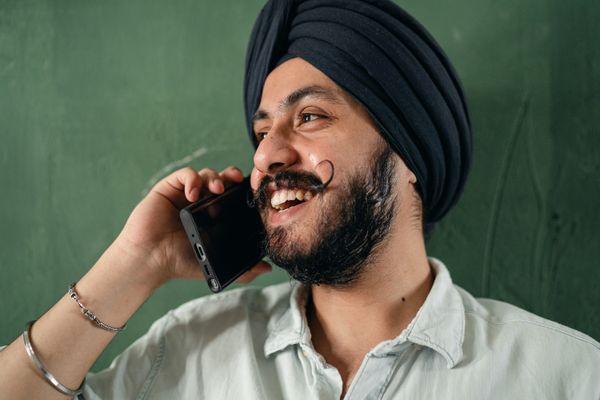 free chat room in india without registration – man chatting on phone