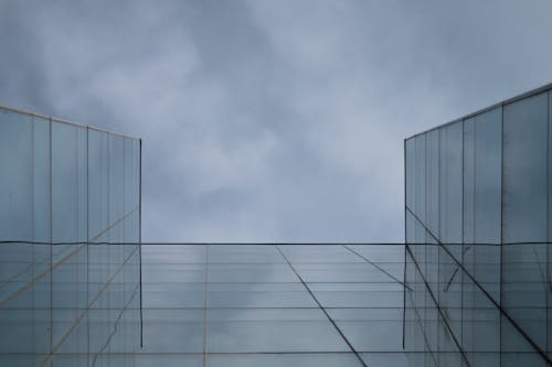 Základová fotografie zdarma na téma budova, fasáda, šedivá obloha