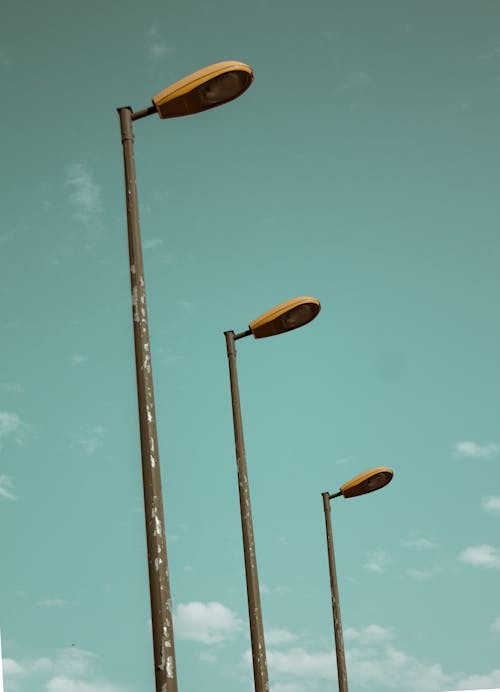 Základová fotografie zdarma na téma modrá obloha, pouliční osvětlení, příspěvků