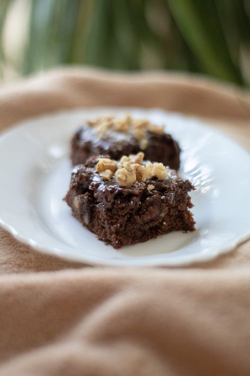 Free Close-up of scrumptious chocolate brownies topped with walnuts, perfect for dessert lovers. Stock Photo