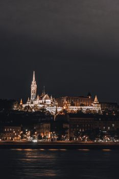 布达佩斯的马蒂亚斯教堂和渔夫堡在戏剧性的夜景中熠熠生辉