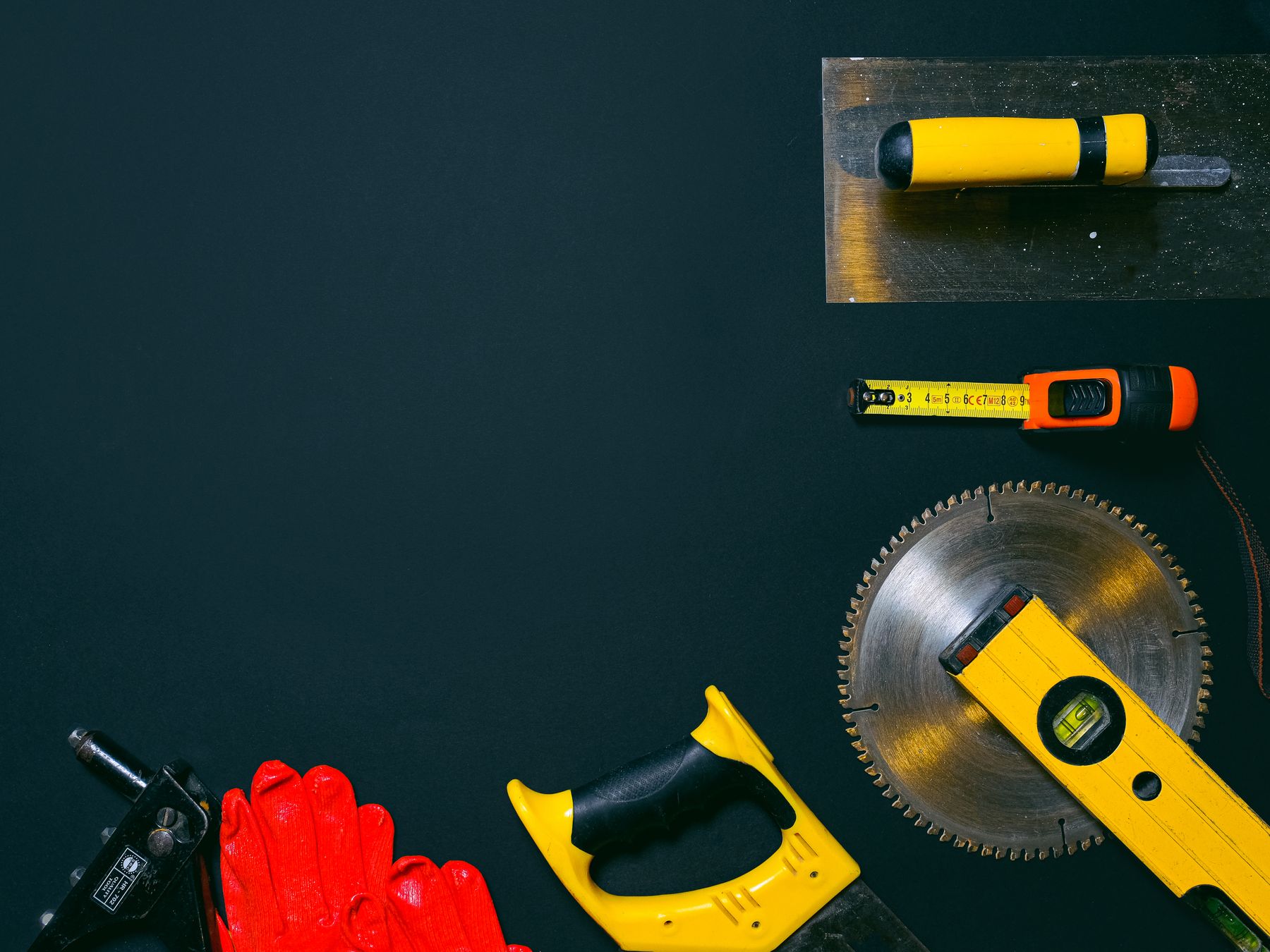 Shap — professional packers wrapping and boxing belongings