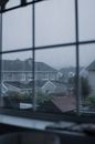 透过雨窗欣赏郊区的房屋，感受到一种阴沉的气氛