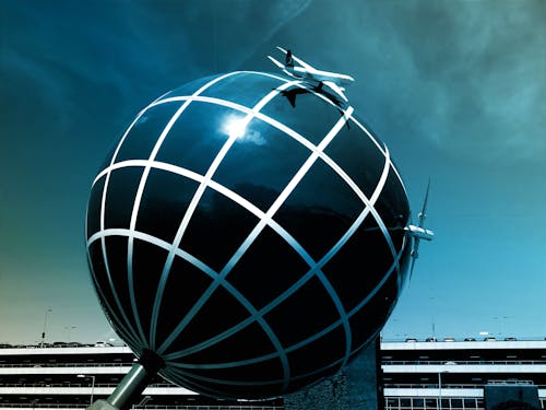 Черный глобус рядом со зданием