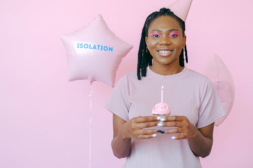 afrikalı-amerikalı kadın, balonlar, cupcake içeren Ücretsiz stok fotoğraf