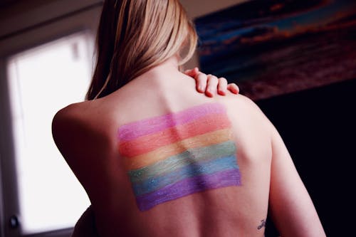 Vrouw Met Een Gay Pride Bodypaint Op Rug