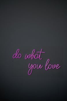 黑色背景上，紫色霓虹灯标志写着“做你喜欢做的事情”，非常适合现代装饰