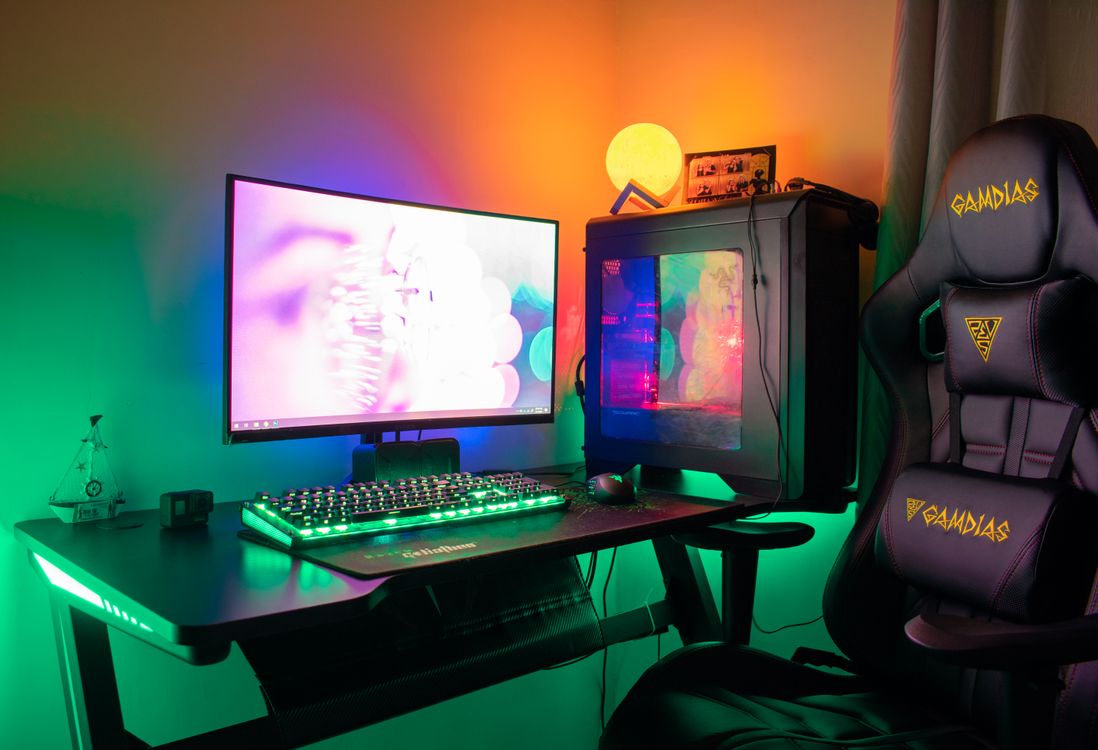 Šareni gaming setup s RGB rasvjetom u tamnoj sobi