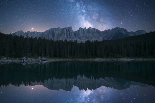 意大利多洛米蒂山脉宁静湖泊上的星空令人惊叹