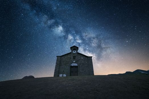 在意大利托斯卡纳一座质朴的石头建筑上，夜空宁静，繁星满天