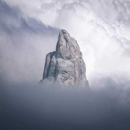 Free Montagna Rocciosa Marrone Sotto Le Nuvole Bianche Stock Photo