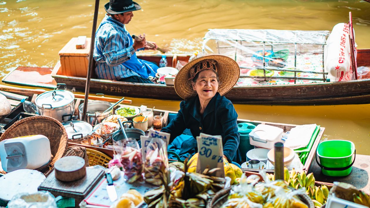 Damnoen Saduak Floating Market Thailand canal vendor boats