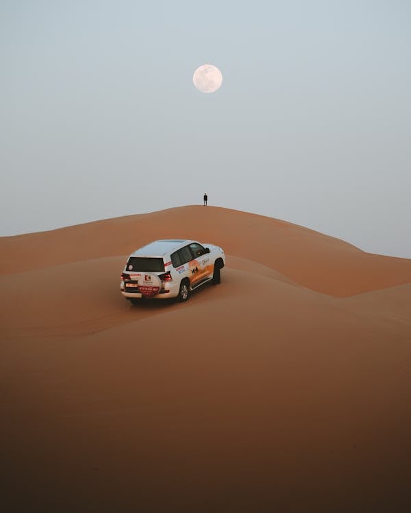砂漠の白と赤の車 無料の写真素材