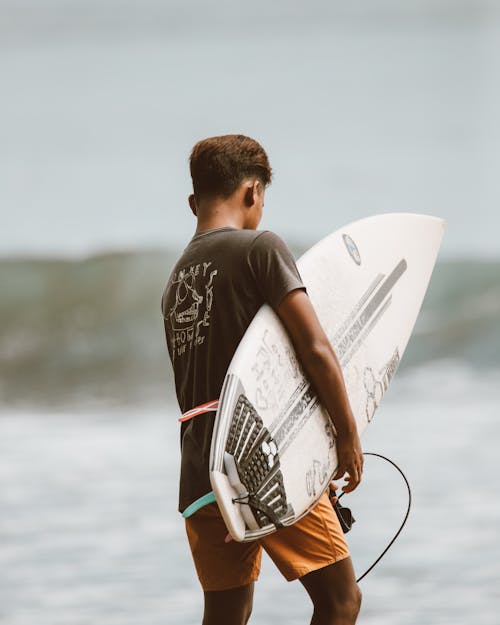 Bezpłatne Darmowe zdjęcie z galerii z chłopak, deska surfingowa, fale Zdjęcie z galerii