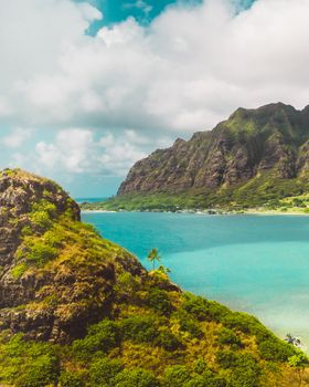 俯瞰夏威夷卡内奥赫，郁郁葱葱的山脉与碧绿的海水令人惊叹