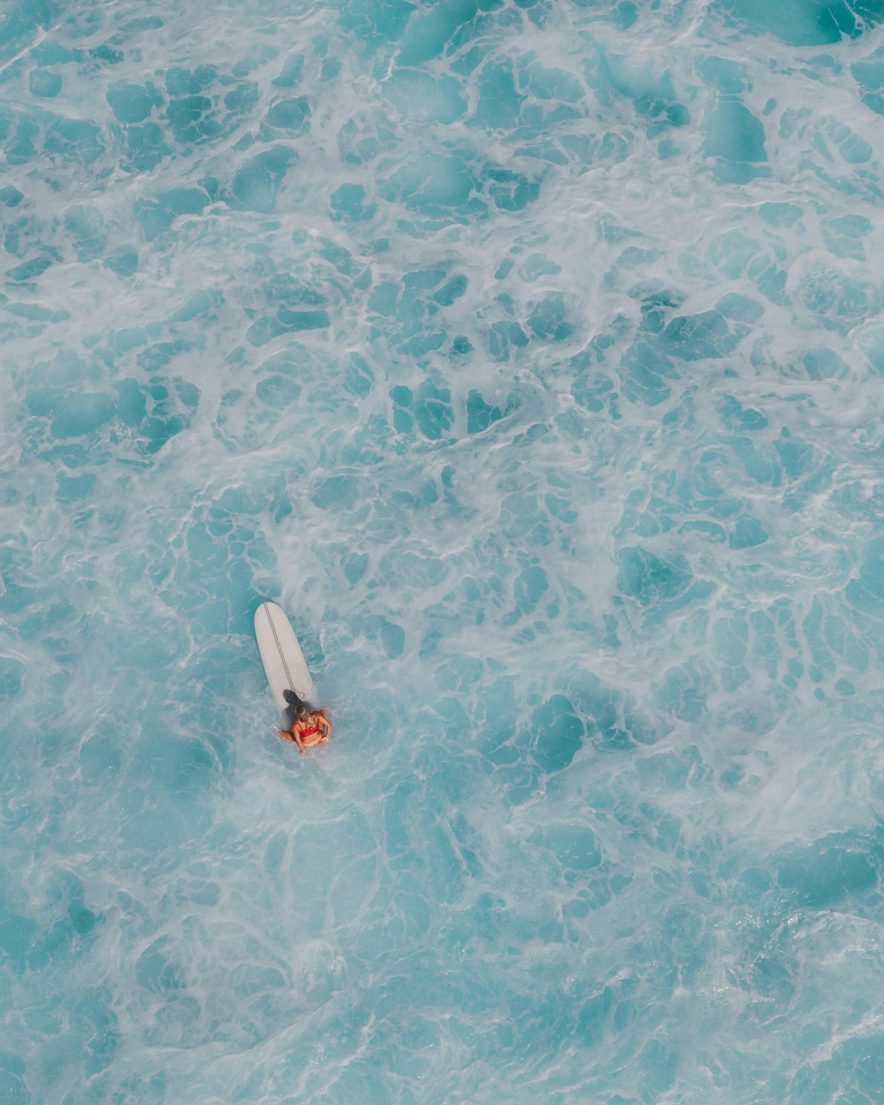夏威夷檀香山，一名冲浪者在汹涌的海浪中的航拍照片