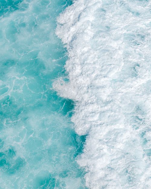 Free A captivating aerial view of turquoise ocean waves crashing in Hawaii, showcasing nature's beauty. Stock Photo