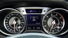 现代汽车仪表板的详细视图显示了速度表、测速表和数字显示器