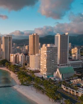 夏威夷檀香山的威基基海滩拥有热带风景和城市景观，日落景色令人惊叹
