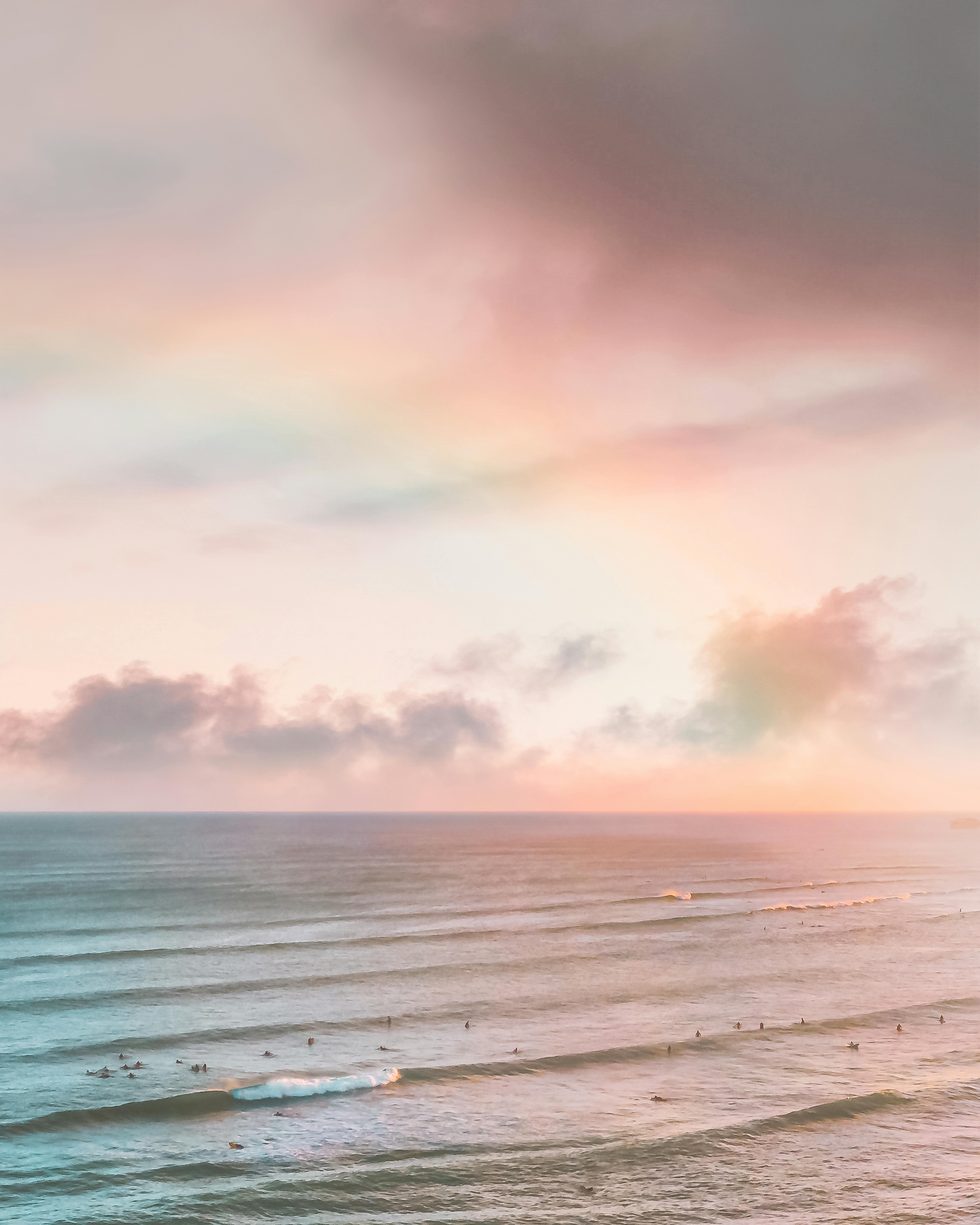 大海上戏剧性的夏威夷日落，海浪轻柔，天空明亮