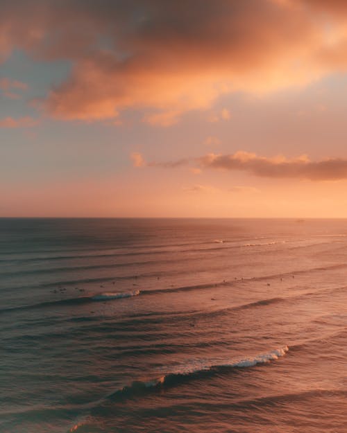 Foto d'estoc gratuïta de bonic capvespre, cel espectacular, onades