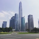 在晴朗的天空下，深圳市中心的现代化摩天大楼展示了未来主义建筑