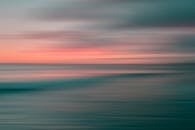 一个宁静和抽象的看法，海洋在日落，捕捉与运动模糊