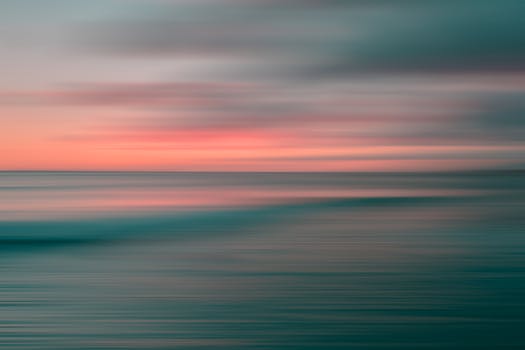 用运动模糊捕捉日落时宁静而抽象的海洋景色