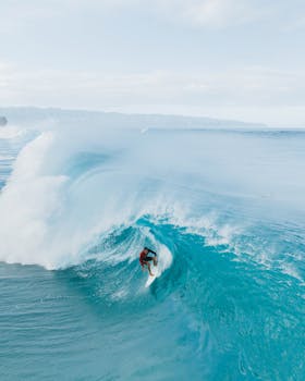 一张动态照片捕捉了一名冲浪者在夏威夷哈雷瓦标志性的管道上冲浪的瞬间