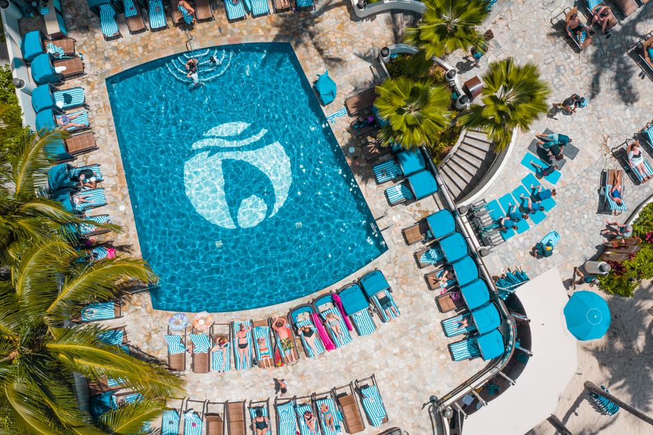 Vista aérea da deslumbrante piscina familiar do Verdura Resort, Sicília, ideal para todas as idades.