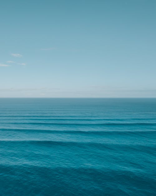 Бесплатное стоковое фото с вертикальный выстрел, водоем, голубая вода
