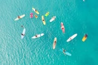 冲浪者俯瞰着充满活力的绿松石海水，多彩的冲浪板尽收眼底