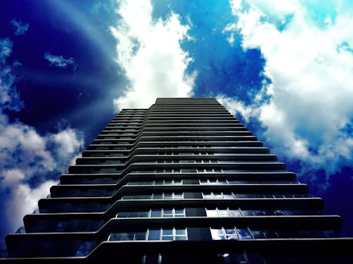 Gratis Foto Ad Angolo Basso Dell'edificio In Cemento Grigio Foto a disposizione