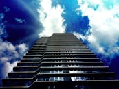 低角度视角下的现代摩天大楼，背景是充满活力的蓝天和云层